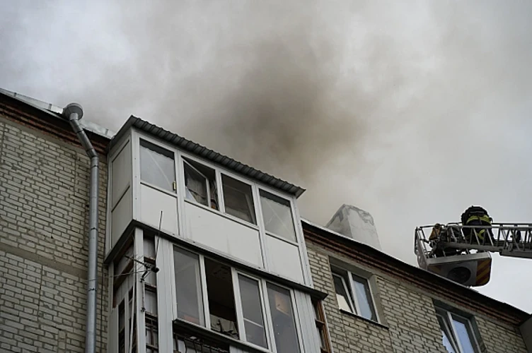 П'ятиповерховий житловий будинок у Харкові після влучання безпілотника типу Shahed.