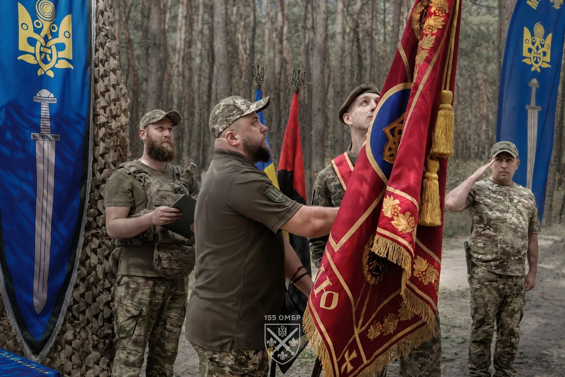 Полковник Андрій Крока під час церемонії вручення бойового прапора 155 окремої механізованої бригади