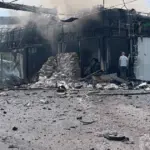 Зруйнована автозаправна станція в Україні після удару російських військ