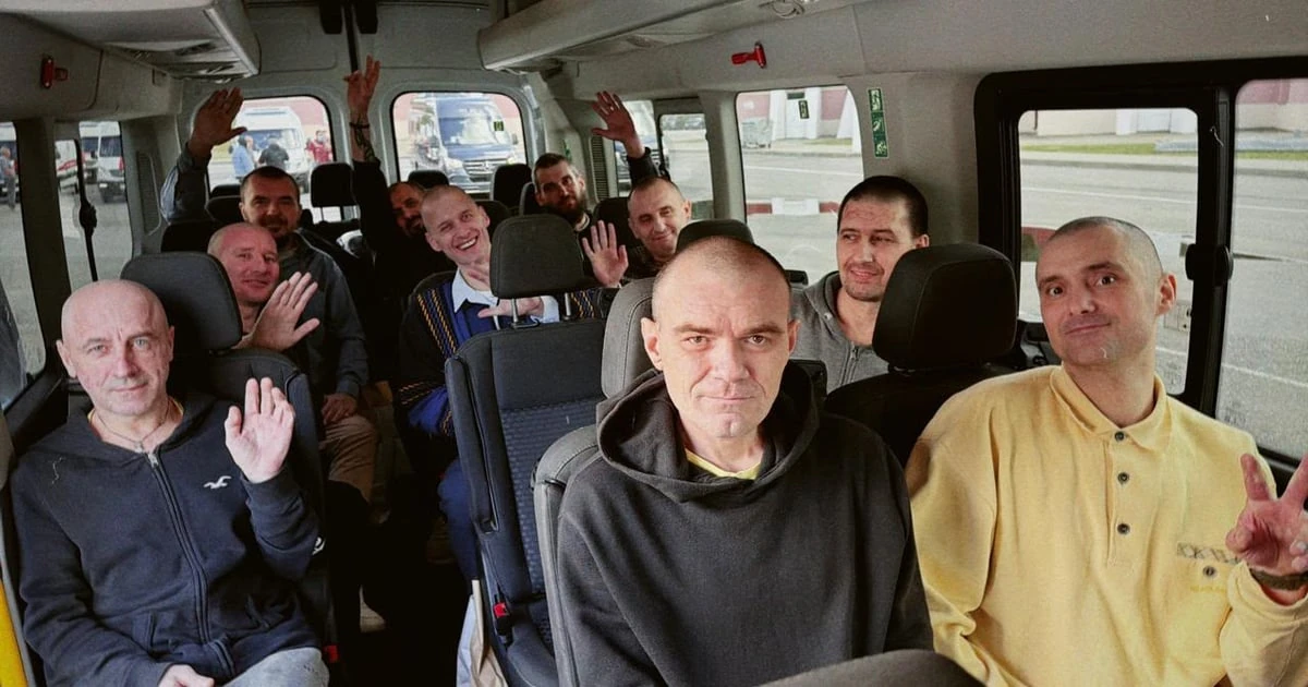 Звільнені військовослужбовці ЗСУ та Національної гвардії України під час повернення з полону 24 серпня 2026 року
