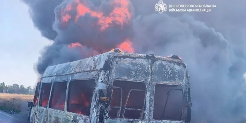 Хто і що повідомив про атаку FPV-дрона по маршрутці на Нікопольщині