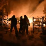 Наслідки загоряння складського приміщення у Дарницькому районі Києва після удару балістичними ракетами