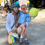 Учасники благодійного «Велопараду у вишиванках» у Вінниці у вишиванках та одязі синьо-жовтих кольорів із прапорами Героїв.