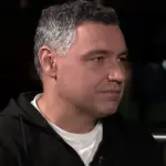 Володимир Журавльов у супроводі поліції в будівлі суду