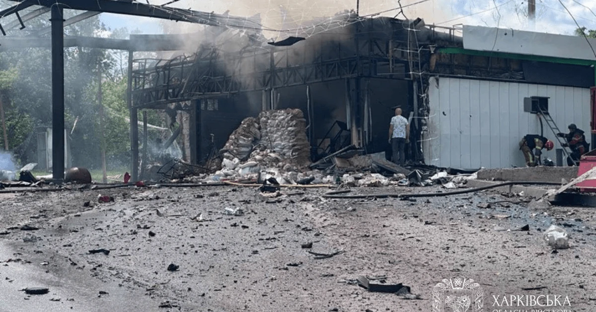Зруйнована автозаправна станція в Україні після удару російських військ