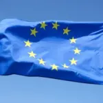 Прапор Європейського Союзу на тлі брюссельських будівель