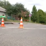 Знесений шлагбаум і частина металевої огорожі на в'їзді до парку Феофанія у Києві