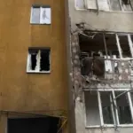 Пошкоджена внаслідок російського удару багатоповерхівка у Хмельницькому