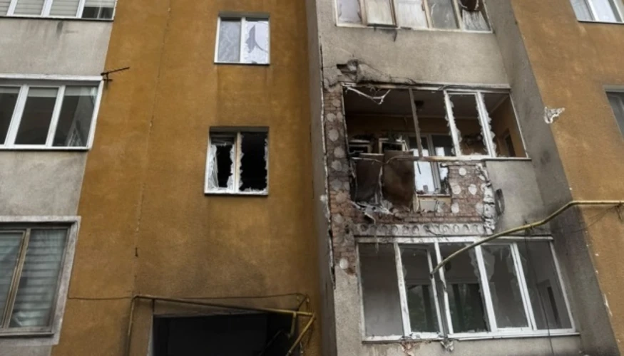 Пошкоджена внаслідок російського удару багатоповерхівка у Хмельницькому
