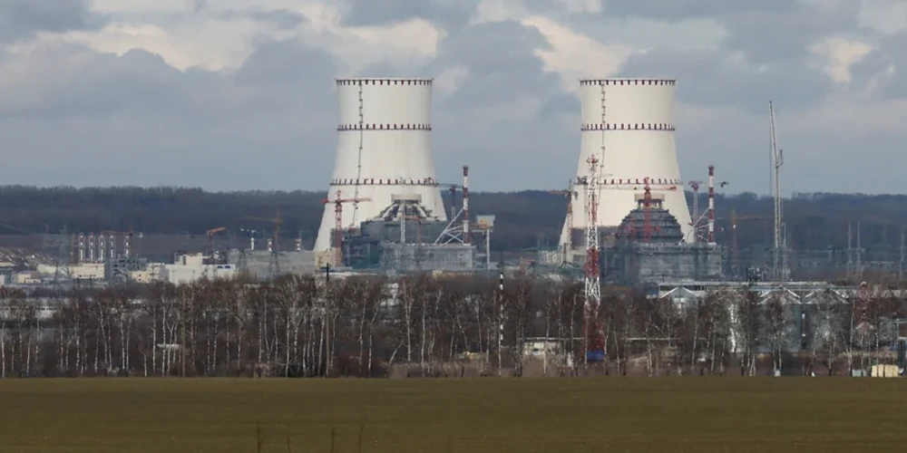 Російські військові на фоні Курської атомної електростанції (Фото: REUTERS/Shamil Zhumatov)