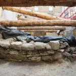 Обвуглені залишки стародавньої стіни у внутрішньому дворі лікарні Hôtel-Dieu поблизу собору Нотр-Дам