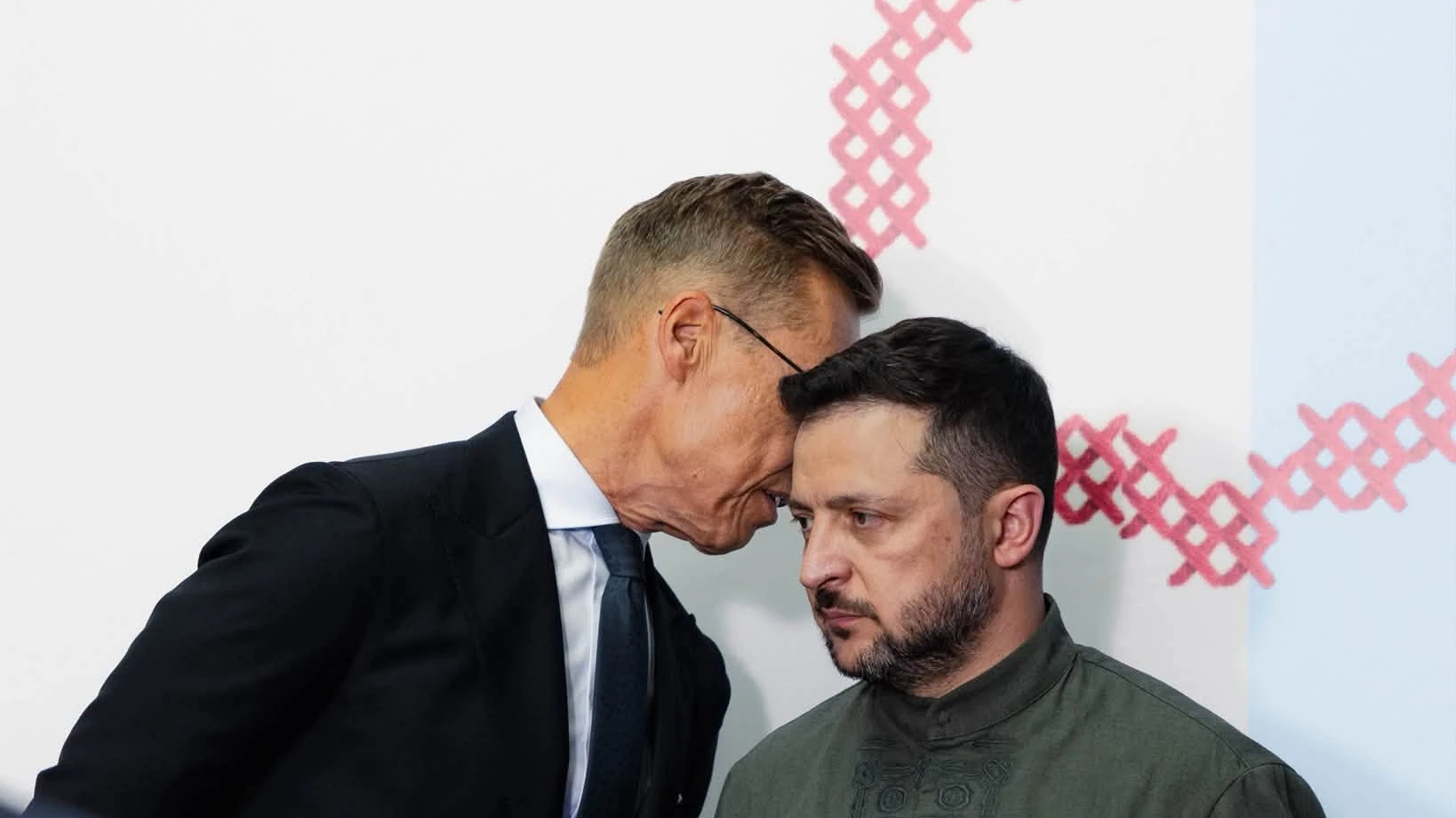 Президент Фінляндії попросив Маска надати Україні Starlink біля пускових установок ракет