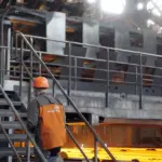 Ілюстративне фото: працівник на заводі «АрселорМіттал Кривий Ріг»