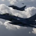 Ілюстративне фото двох винищувачів Rafale ВПС Франції під час навчань Volfa 2025, фото ALAIN JOCARD/AFP via Getty Images