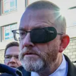 Пошкоджений кам'яний обеліск пам'ятника воїнам УПА в урочищі Білосток біля Лісків