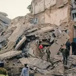 Наслідки російської атаки 7 жовтня: зруйнована частина багатоквартирного будинку в Прилуках