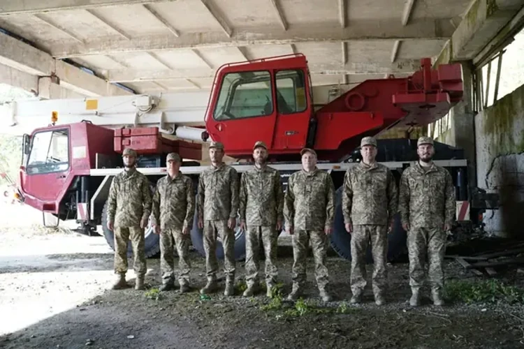 157-й ОМБр отримав тягач, кран і причіп на понад 10,4 млн грн